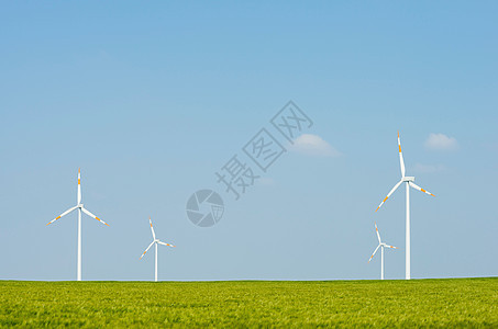 在地平线上的风力涡轮机图片