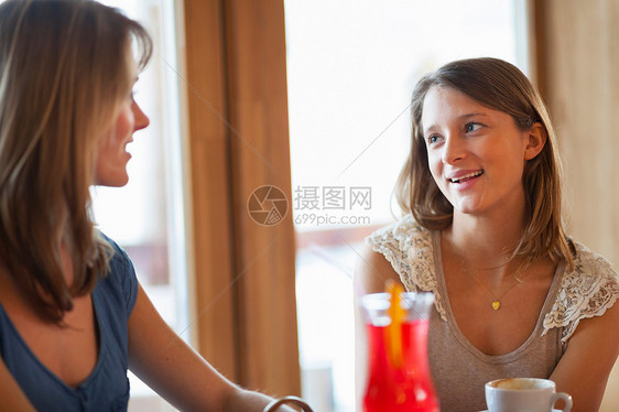 在酒吧聊天的年轻女性图片