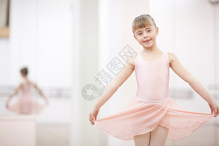 小孩穿着芭蕾舞裙的肖像图片