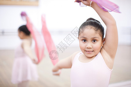 年轻芭蕾舞训练小演员和她的道具图片