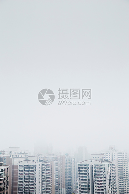 上海摩天大楼高雾顶楼图片