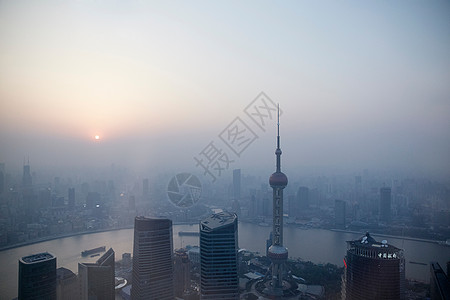 上海东方珍珠塔和黄浦江的迷雾背景图片