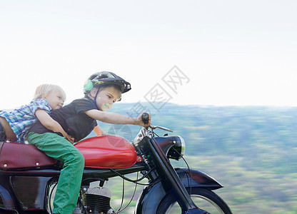 骑摩托车的兄弟图片