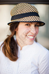 戴帽子微笑的中年女性肖像图片