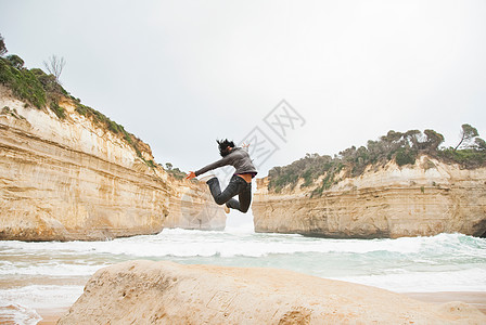 澳大利亚墨尔本跳跃的女青年图片