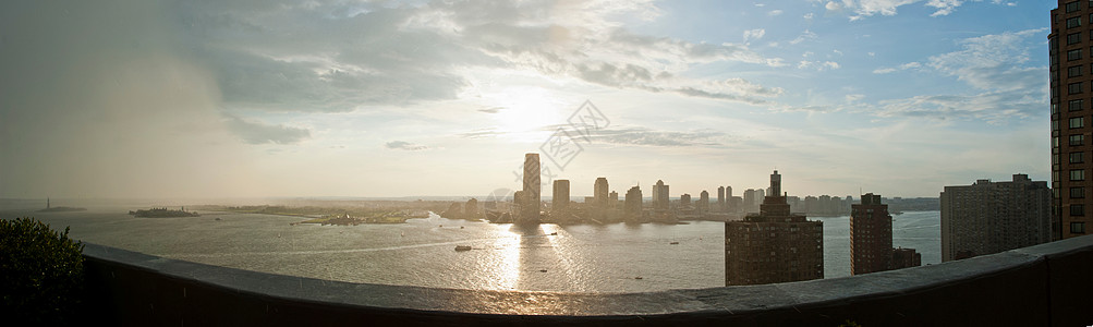 美国纽约曼哈顿德逊河的广角视图图片