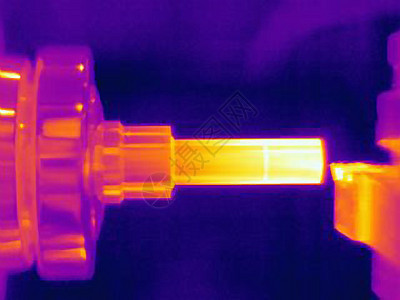 机床上热加工零件的热图像图片