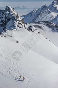 雪山上的滑雪者图片