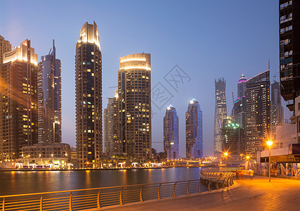 阿拉伯联合酋长国迪拜市码头的摩天大楼图片