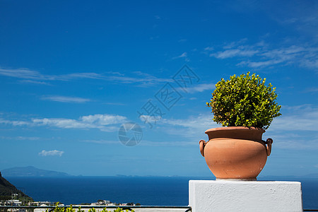 从意大利坎帕尼亚卡普里岛的阳台对地中海观察图片