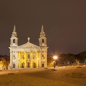 夜晚的马耳他瓦莱塔弗洛里亚纳的普布利乌斯教堂图片