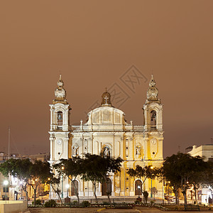 夜晚灯光下的马耳他Msida的教区堂图片