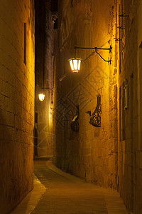 夜间照亮街道马耳他Mdina图片