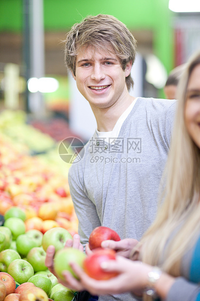 超市挑选苹果的年轻夫妇图片