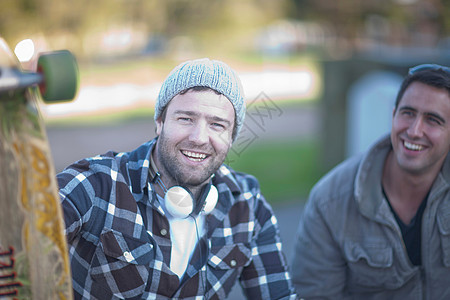 两个带滑板的男性朋友图片