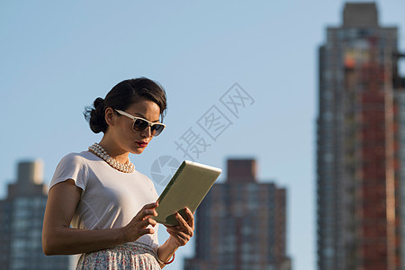 在纽约曼哈顿使用平板电脑的成年妇女图片