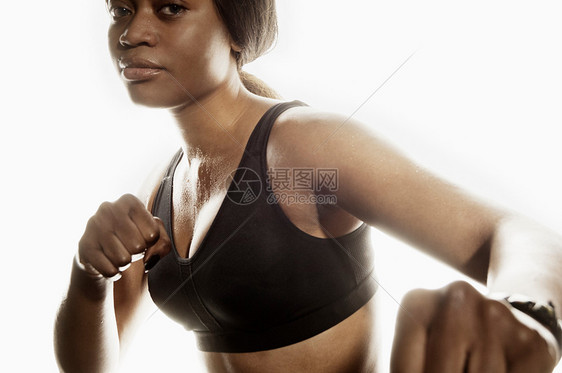 摆出拳击姿势的女人图片