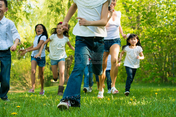 男孩和女孩在公园中奔跑图片