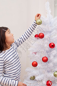 女孩装饰圣诞树图片