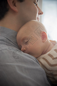 小宝宝睡在父亲的肩上图片