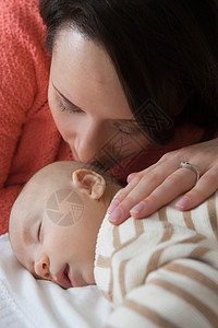 成年女子亲吻睡觉的小宝宝图片