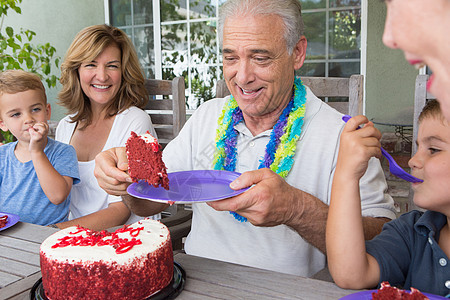 祖父生日为家人们切生日蛋糕图片