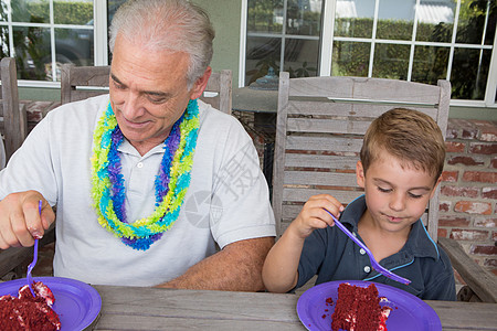 祖父和孙子一起吃生日蛋糕图片