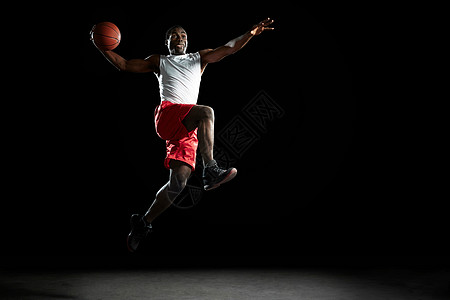 年轻男篮球运动员 图片
