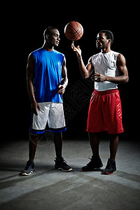 两个篮球运动员图片