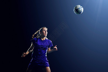 年轻的女足球运动员 图片