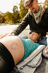 躺在河边的孕妇图片