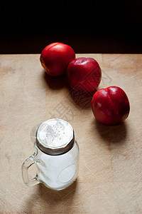 苹果和一个水杯图片
