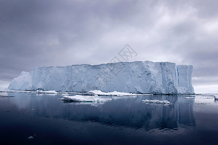 南极洲东以北180英里处南大洋的冰山图片