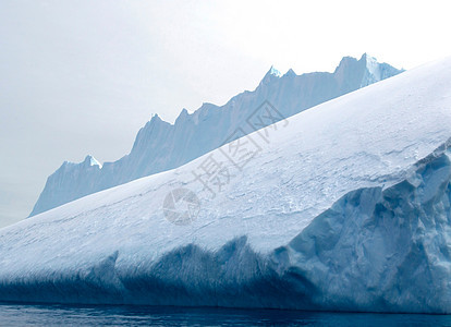 南极洲东以北180英里处南大洋的冰河图片