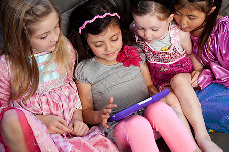 一群儿童看数字平板电脑图片