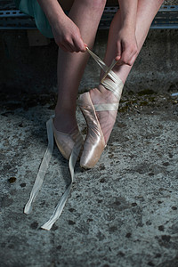 芭蕾舞者系鞋带图片