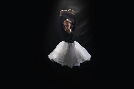 黑色背景下的芭蕾舞者图片