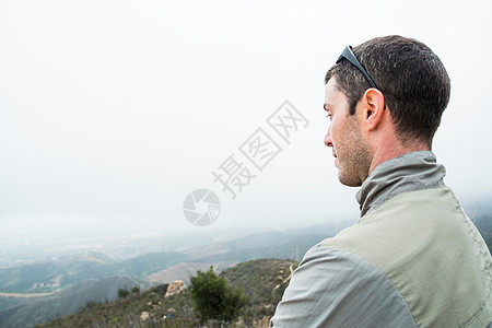 山顶上的中年男性的侧视图图片
