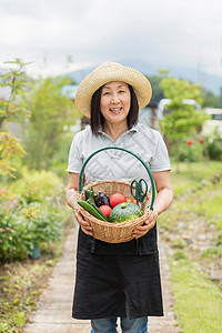 手拿蔬菜篮子的妇女图片