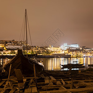 夜间葡萄牙波尔停靠着船的杜罗河图图片