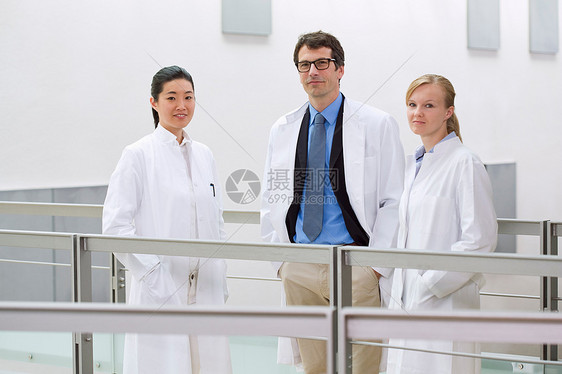 一组科学家在实验室外休息图片