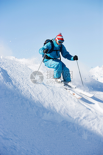 快速滑雪的滑雪者图片