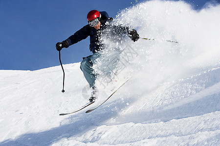 享受滑雪的滑雪者图片