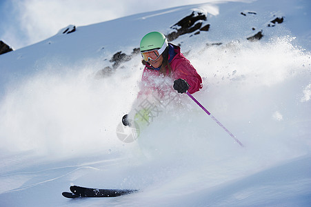 享受滑雪的滑雪者图片