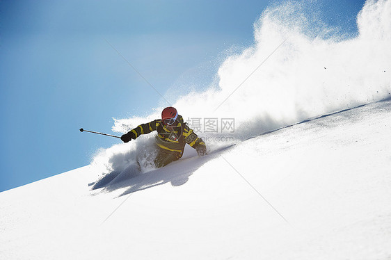 滑雪下山的滑雪者图片