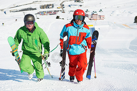 携带装备上山的滑雪者图片