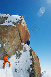 攀爬雪山的登山者图片