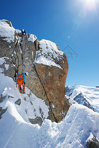 攀爬雪山的登山者图片