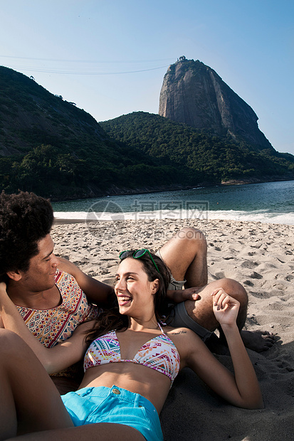 年轻情侣在海滩上放松图片