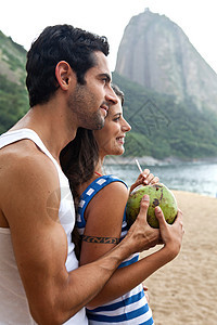在巴西里约热内卢海滩上的年轻夫妇肖像图片